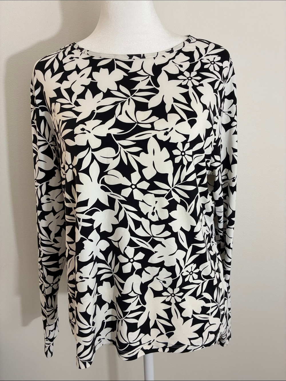Lands' End Black and White Floral Long-Sleeve Athletic Top MP
